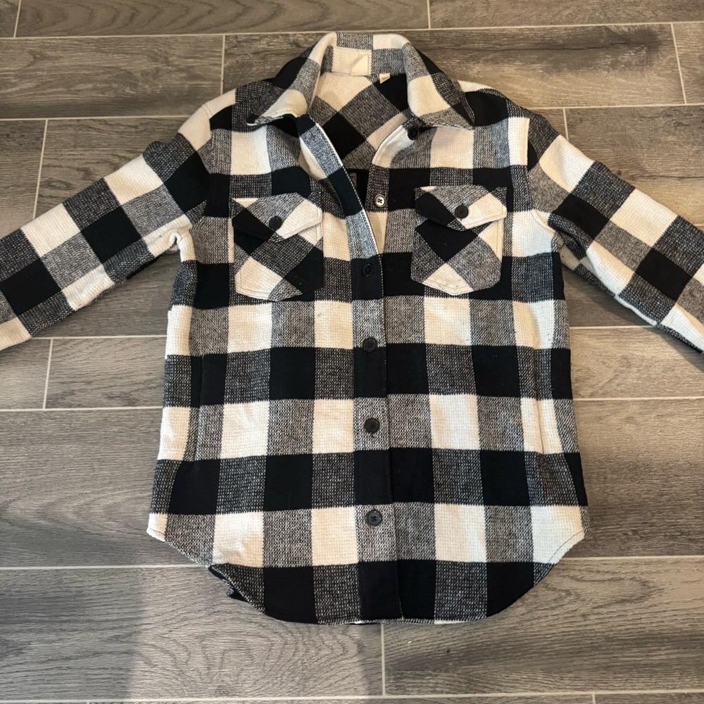 Cloth by Design black white plaid shacket women’s size M oversized button up